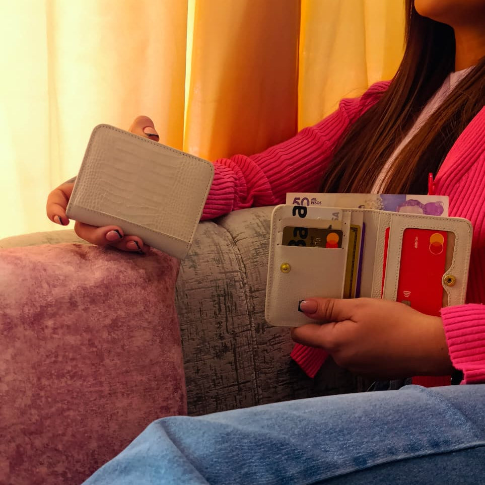 Billetera pequeña para mujer en cuero color beige con monedero