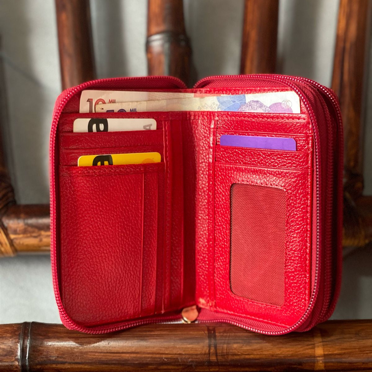 Billetera doble cierre mediana en cuero color rojo  con herrajes importados y servicios para tarjetas, monedas y billetes