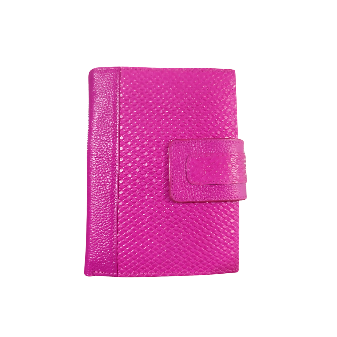 Billetera porta pasaporte color fuscia combinado con folia y cuero liso