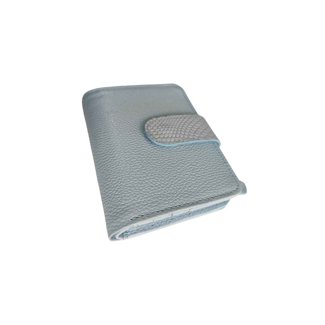Billetera pequeña de cuero azul claro para mujer  Diseño compacto, elegante y funcional con espacio para tarjetas, billetes y monedas. Ligera y hecha a mano en Colombia.