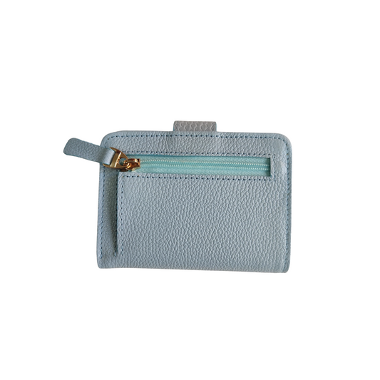 Billetera pequeña de cuero azul claro para mujer. Diseño compacto, elegante y funcional con espacio para tarjetas, billetes y monedas. Ligera y hecha a mano en Colombia.