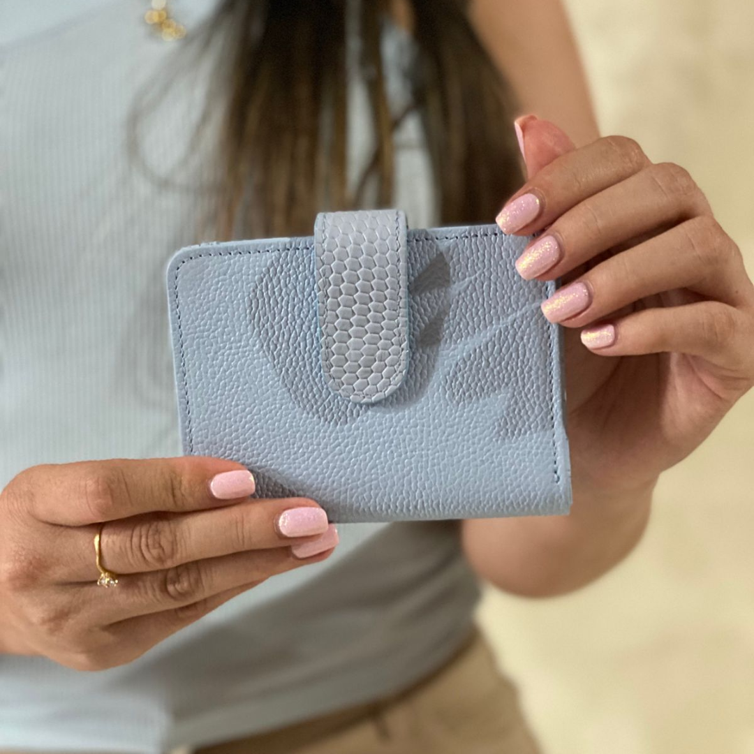 Billetera pequeña de cuero azul claro para mujer. Diseño compacto, elegante y funcional con espacio para tarjetas, billetes y monedas. Ligera y hecha a mano en Colombia.