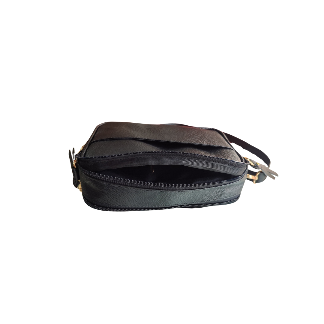 Bolso manos libre pequeño en cuero para mujer en color negro con correa tejida