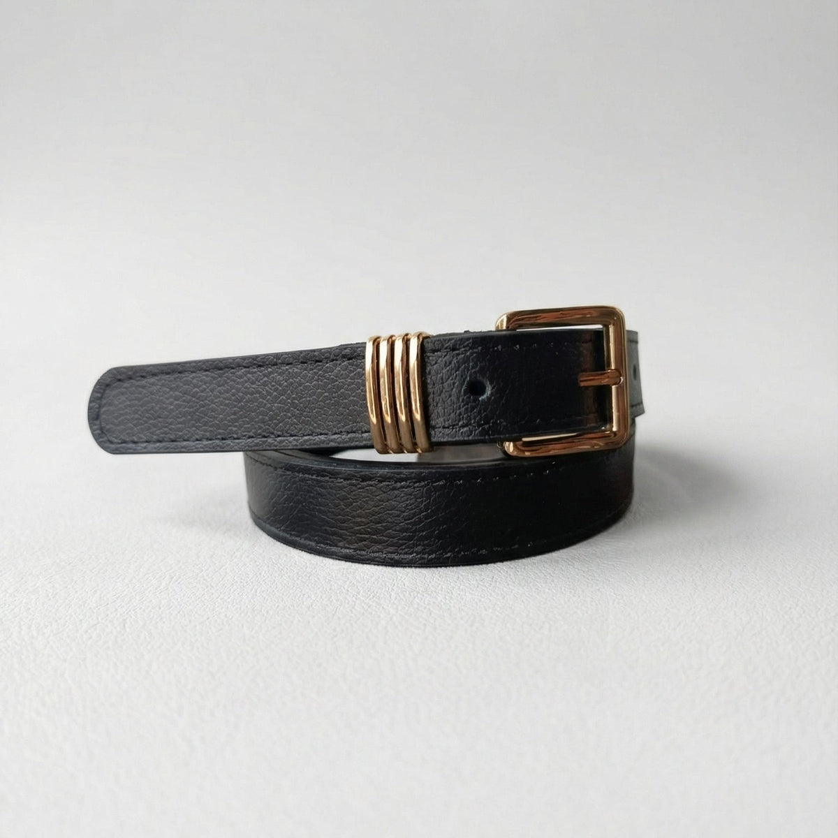 CLASSIC EN CUERO LISO NEGRO - RagazzaBolsos