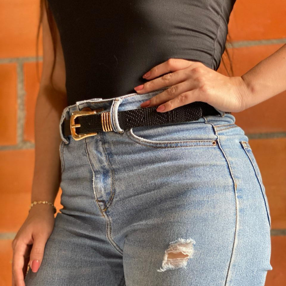 Cinturon para mujer en cuero color negro con herraje dorado